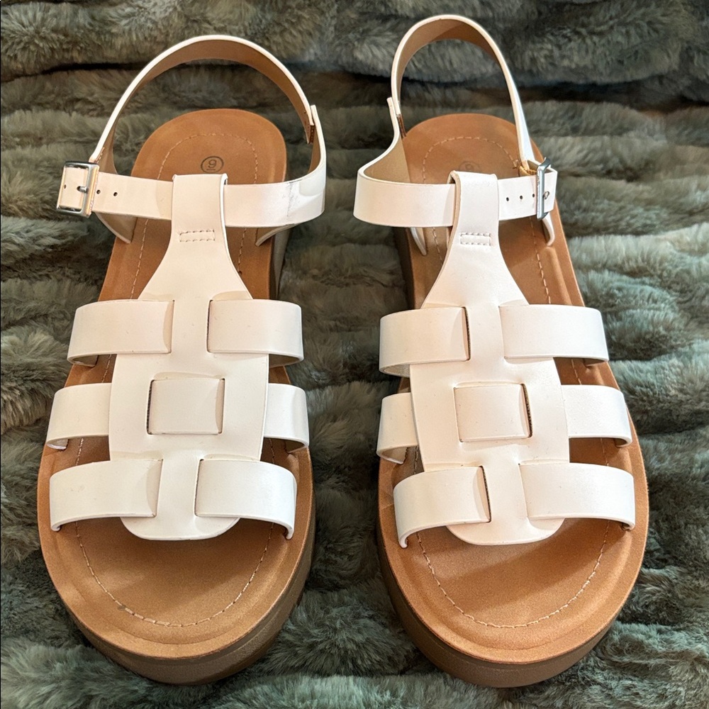Soda Fisherman Strappy sandal - size 9